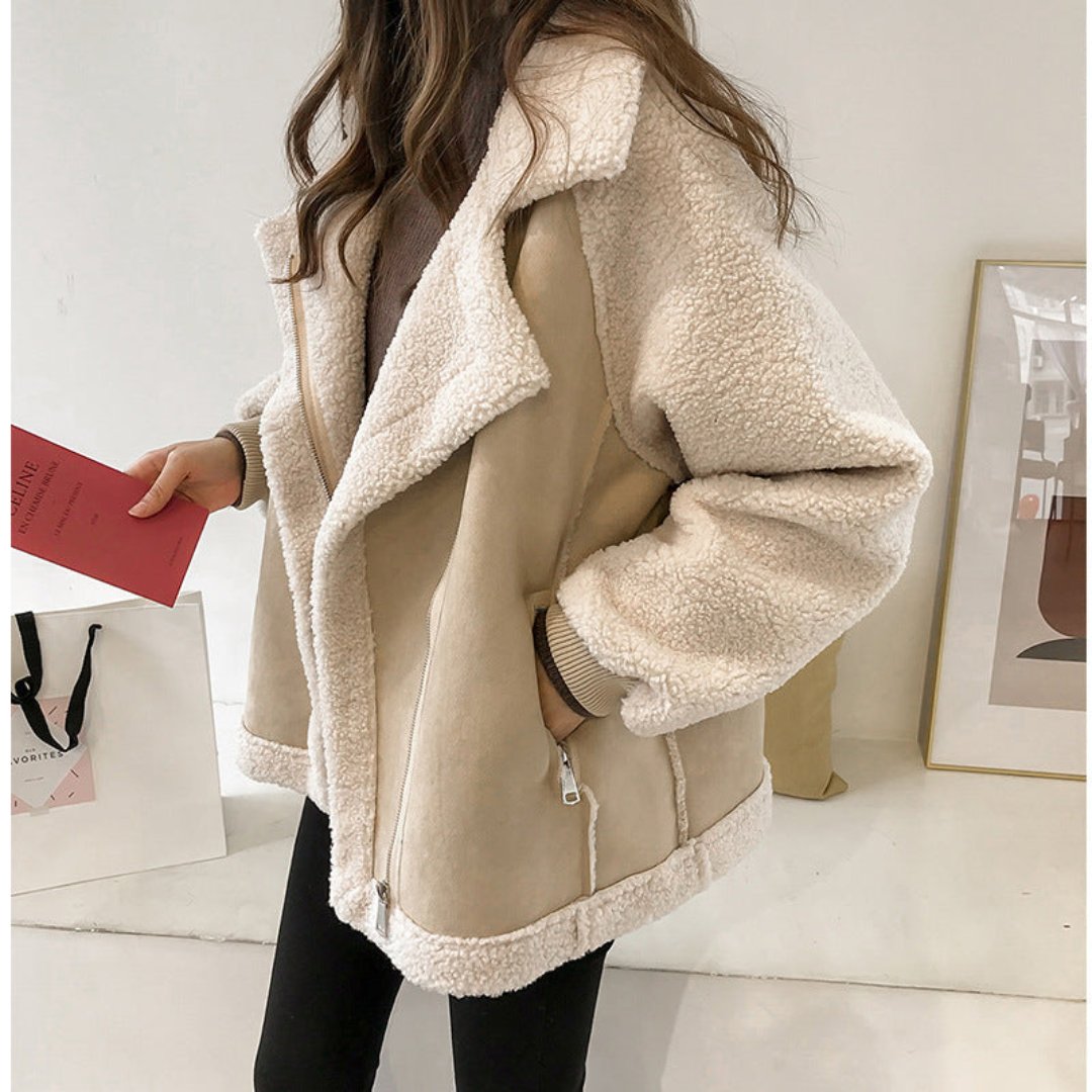 Giacca invernale donna in shearling beige, stile casual, con zip frontale. Perfetta per look autunnali e invernali. Moda femminile trendy.