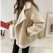 Giacca invernale donna in shearling beige, stile casual, con zip frontale. Perfetta per look autunnali e invernali. Moda femminile trendy.