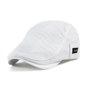 Cappello piatto bianco in rete traspirante, stile estivo, con visiera curva e dettaglio logo laterale. Accessorio moda uomo leggero e moderno.