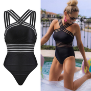 Costume intero nero con dettagli a righe trasparenti, design incrociato, indossato da donna in piscina. Elegante e moderno, perfetto per l'estate.