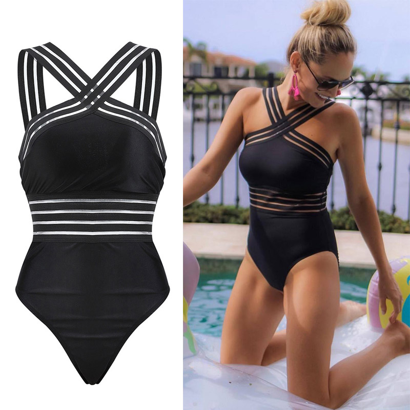 Costume intero nero con dettagli a righe trasparenti, design incrociato, indossato da donna in piscina. Elegante e moderno, perfetto per l'estate.