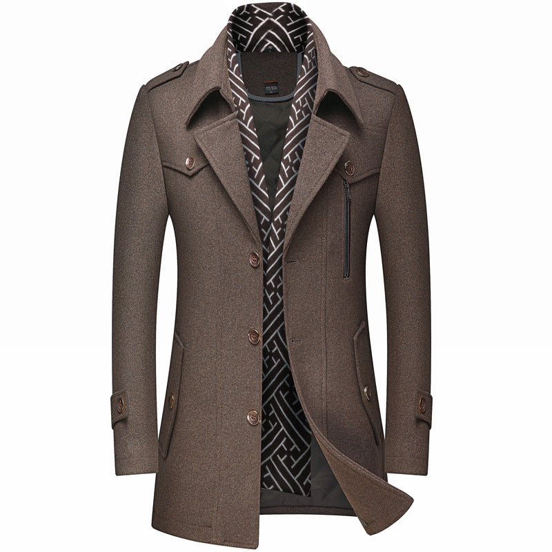 Cappotto uomo elegante marrone, design moderno, con colletto a bavero e tasche frontali, ideale per l'inverno. Tessuto di alta qualità.