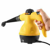 Mano che tiene un pulitore a vapore portatile giallo e nero, ideale per pulizia domestica, rimozione macchie e igienizzazione superfici.