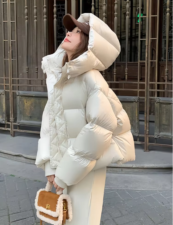 Donna con giacca piumino bianco, cappuccio, cappello marrone, borsa in pelliccia sintetica. Moda invernale urbana, abbigliamento caldo elegante.