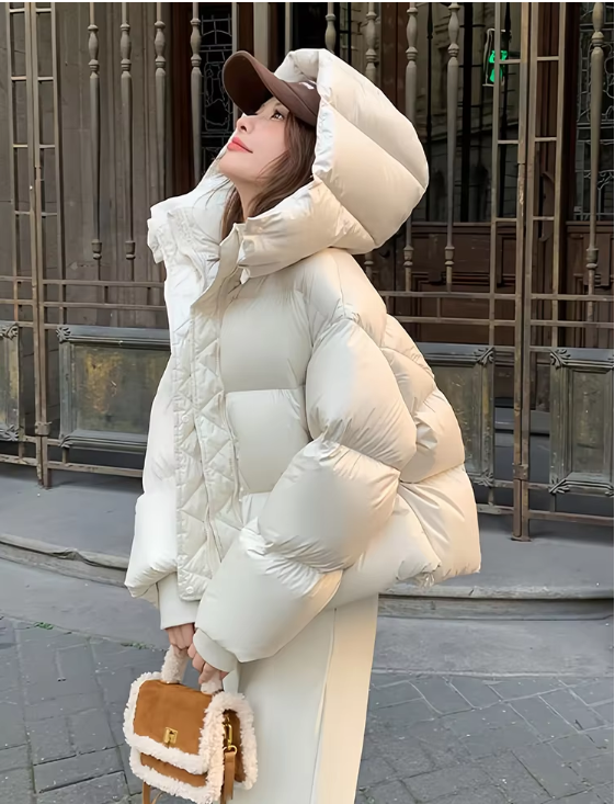 Donna con cappotto imbottito bianco, cappello marrone e borsa in pelliccia sintetica. Moda invernale urbana, abbigliamento caldo e alla moda.