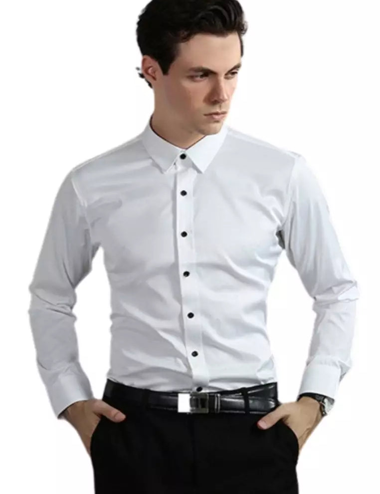 Camicia bianca da uomo elegante, maniche lunghe, bottoni neri, colletto classico. Ideale per abbigliamento formale e ufficio.