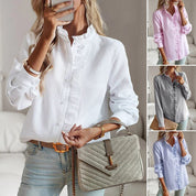 Camicia da donna elegante in cotone, disponibile in bianco, rosa, grigio e blu. Design con colletto arricciato, ideale per look casual e formali.