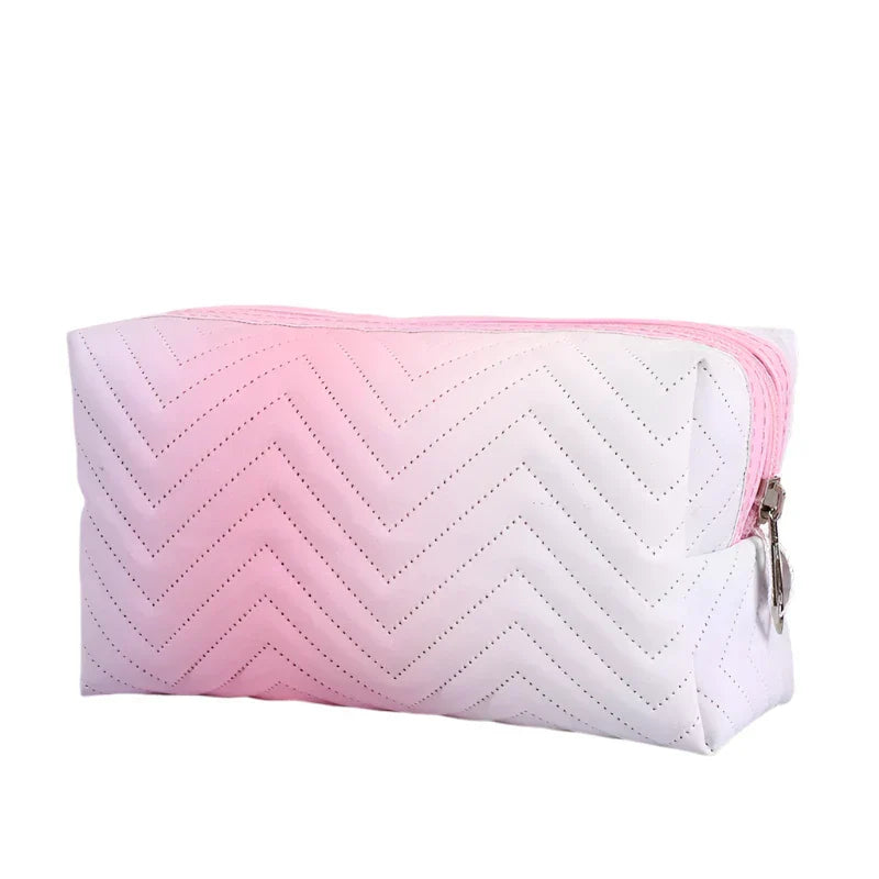 Astuccio da viaggio bianco e rosa con motivo a zigzag, chiusura a zip, ideale per cosmetici. Design elegante e pratico per organizzazione.