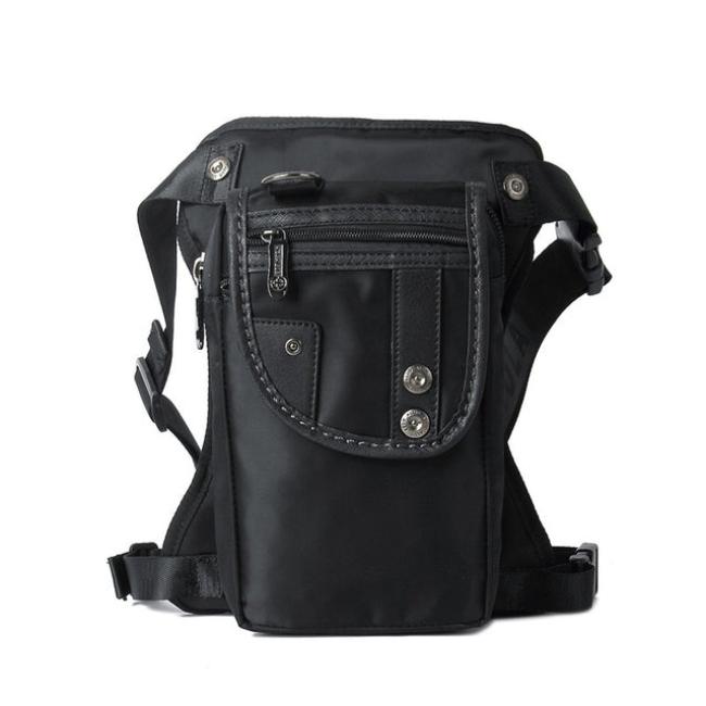 Marsupio nero in nylon resistente, con tasche multiple e chiusure a zip, ideale per moto e outdoor. Design pratico e moderno per viaggiatori.