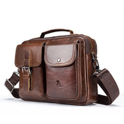Borsa a tracolla in pelle marrone, design elegante con tasche multiple e chiusura a fibbia. Ideale per uomo, perfetta per lavoro e viaggio.