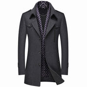 Cappotto uomo elegante grigio scuro, doppio petto, con fodera interna a motivo geometrico. Ideale per moda invernale e look formale.