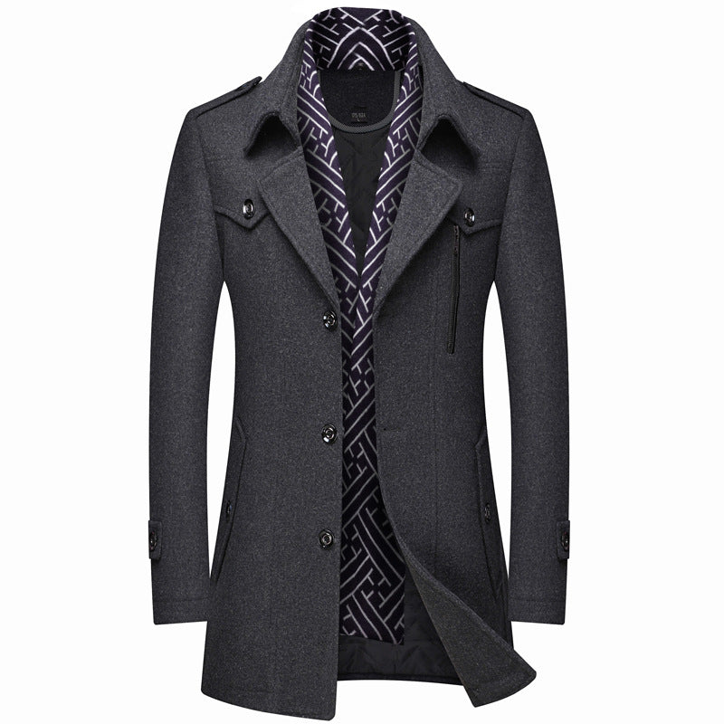 Cappotto uomo elegante grigio scuro, doppio petto, con fodera interna a motivo geometrico. Ideale per moda invernale e look formale.