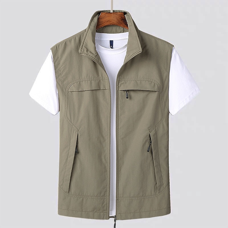 Gilet da uomo verde oliva con zip, tasche multiple, su sfondo bianco. Abbigliamento casual, moda maschile, giacca senza maniche.