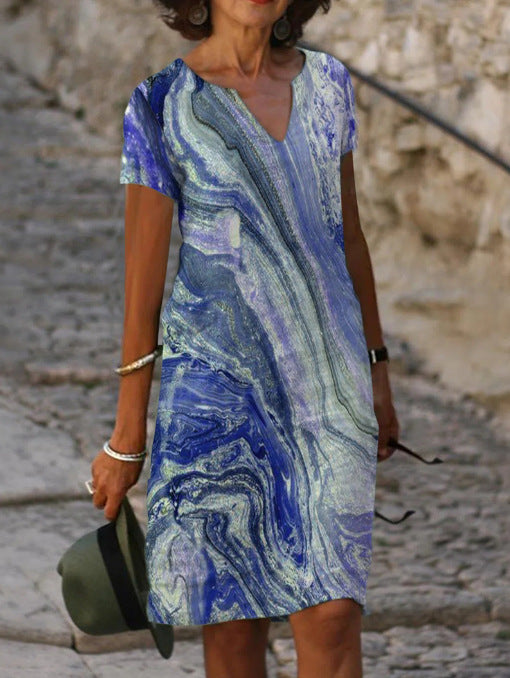 Abito estivo donna, fantasia marmo blu e bianco, scollo a V, maniche corte. Perfetto per look casual eleganti. Moda femminile estiva.
