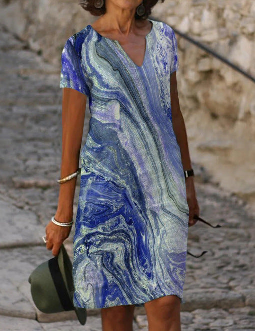 Abito estivo donna, fantasia marmo blu e bianco, scollo a V, maniche corte. Moda casual elegante, perfetto per passeggiate estive.