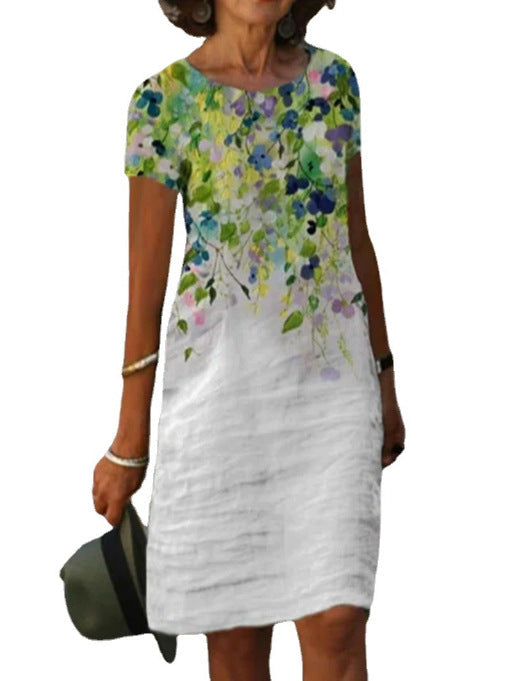 Abito estivo donna, manica corta, stampa floreale multicolore, sfondo bianco. Moda casual elegante, perfetto per occasioni estive.
