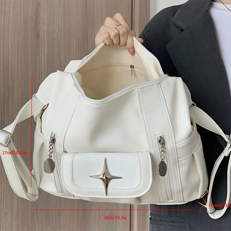 Borsa a tracolla bianca in pelle con tasche multiple e dettagli metallici, dimensioni 34x27 cm. Elegante accessorio moda per donna.
