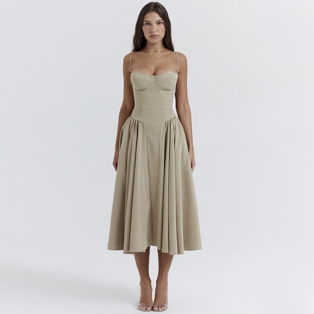Abito midi beige elegante con spalline sottili, scollo a cuore e gonna svasata. Perfetto per eventi formali e cerimonie. Moda donna sofisticata.