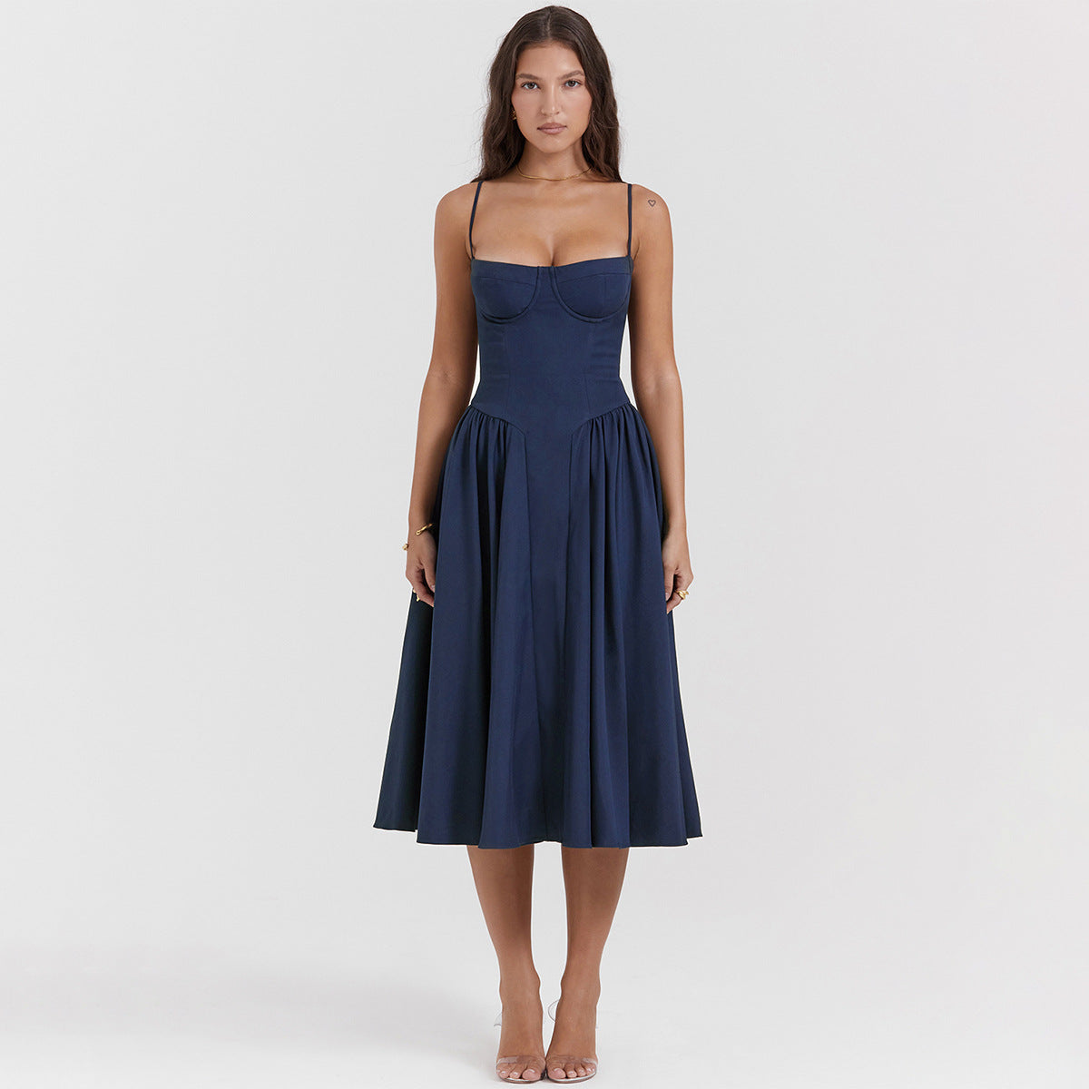 Abito midi blu scuro elegante con spalline sottili e scollo a cuore, perfetto per eventi serali e cerimonie. Moda donna, stile sofisticato.
