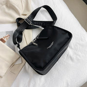 Borsa a tracolla nera in nylon con cerniera, design elegante e moderno, perfetta per moda donna, accessorio versatile e di tendenza.