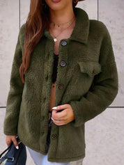 Giacca in pile verde oliva da donna, con bottoni e tasca frontale, indossata su top nero. Stile casual autunnale, moda femminile trendy.