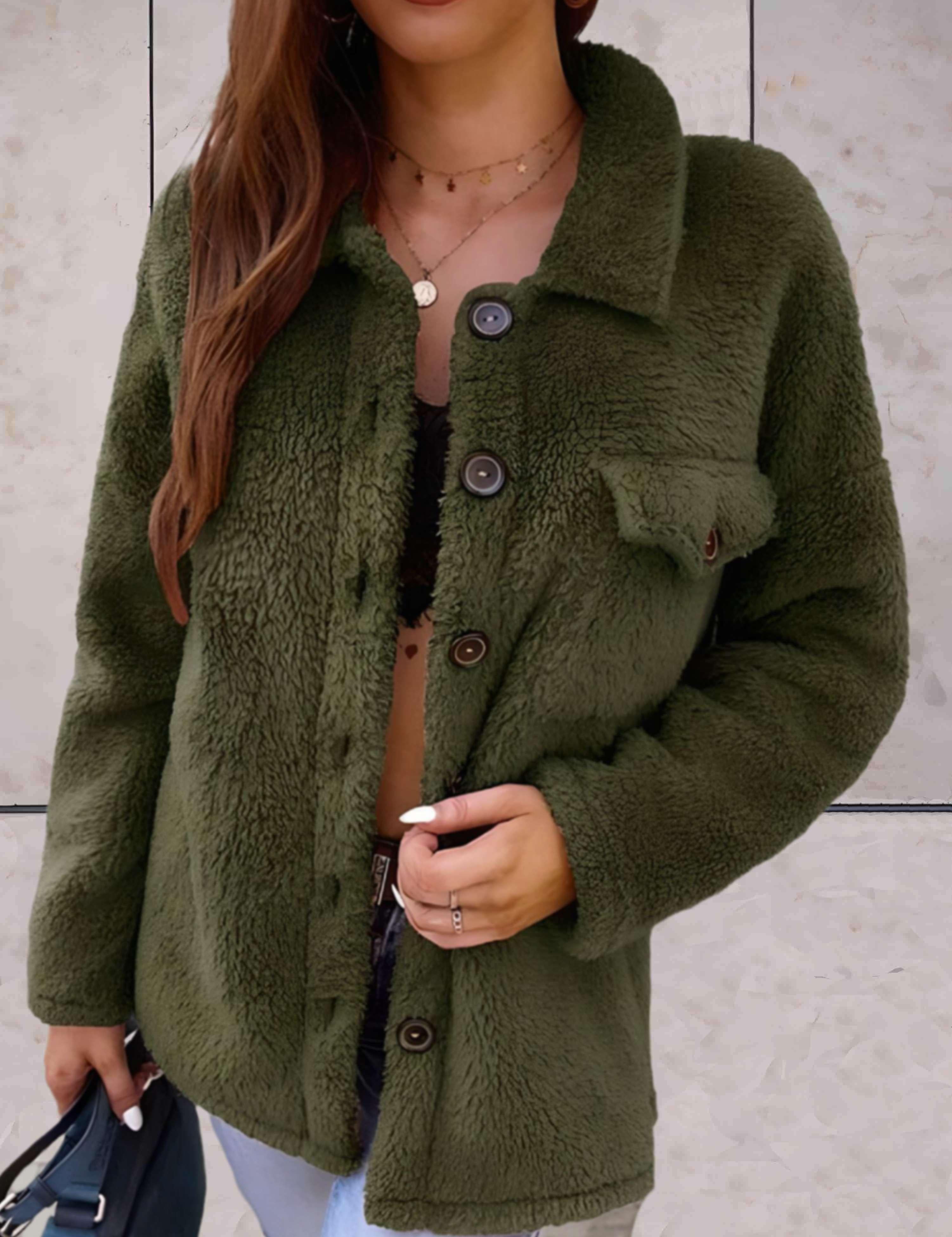 Giacca in pile verde oliva da donna, con bottoni e tasca frontale, indossata su top nero. Stile casual autunnale, moda femminile trendy.