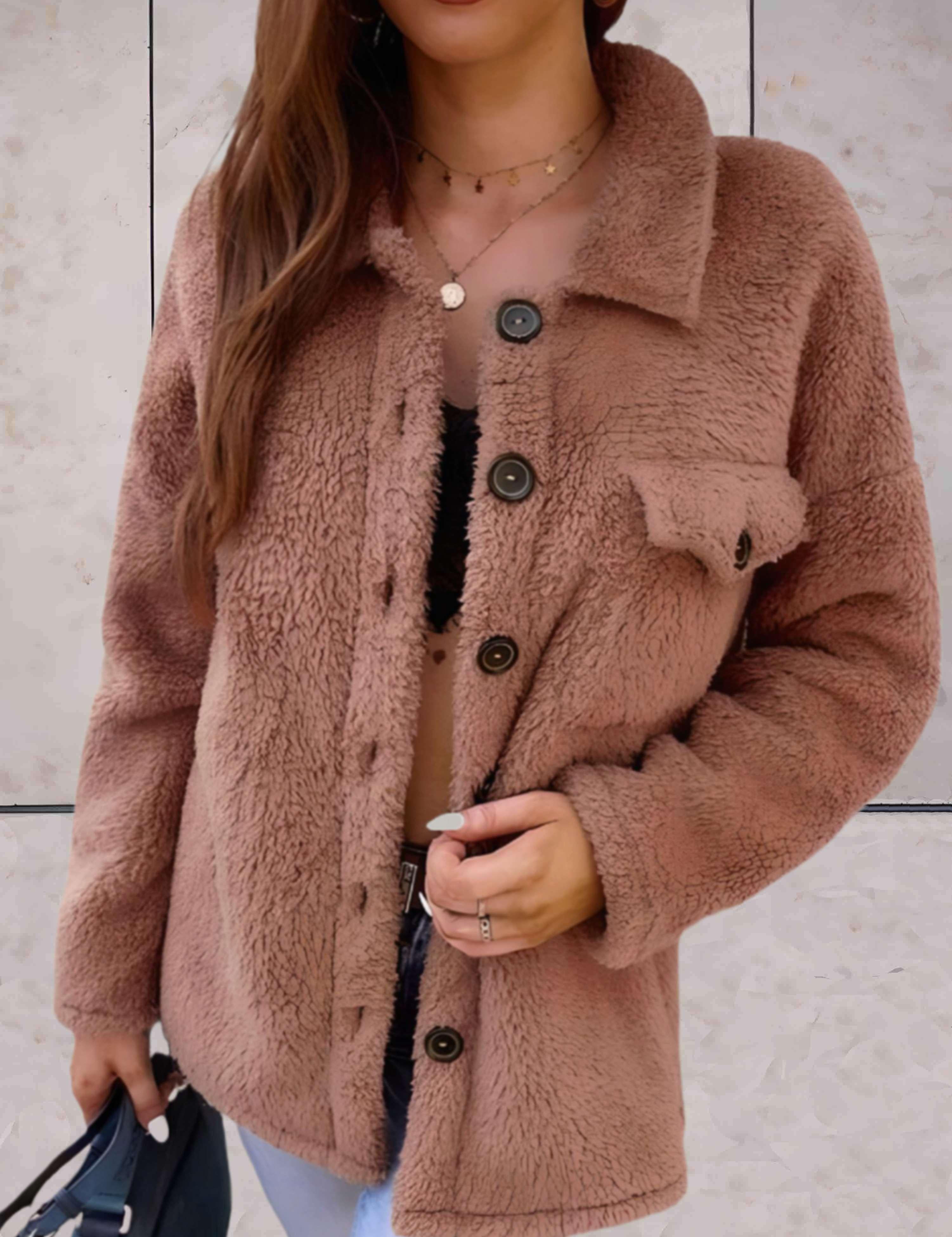 Giacca in pile marrone da donna con bottoni, tasca frontale, indossata su top nero. Moda autunnale, abbigliamento casual elegante.