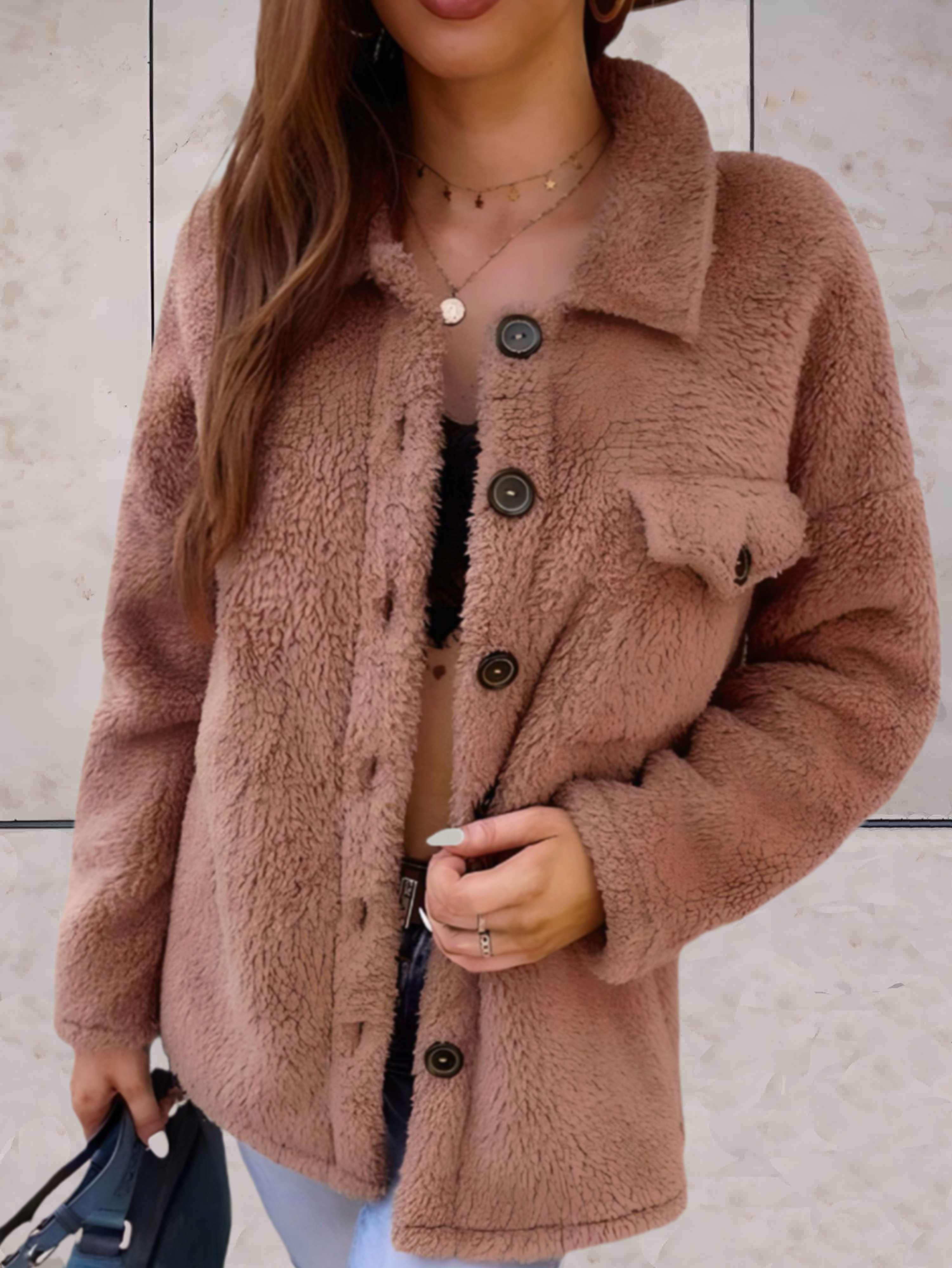 Giacca in pile marrone da donna con bottoni, tasca frontale, indossata su top nero. Moda autunnale, abbigliamento casual elegante.