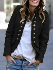 Giacca militare donna nera con bottoni dorati, stile casual chic, abbinata a jeans strappati e maglietta bianca. Moda autunnale femminile.