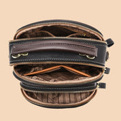 Borsa a tracolla in pelle nera con cerniere dorate, design multi-scomparto, ideale per uomo, accessorio moda elegante e funzionale.