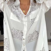 Camicia bianca da donna con stampa calligrafica nera, colletto classico e bottoni, moda elegante, tendenza abbigliamento femminile 2023.