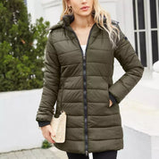 Giacca invernale donna verde oliva, imbottita, con zip frontale. Moda autunno-inverno, stile casual, ideale per climi freddi.
