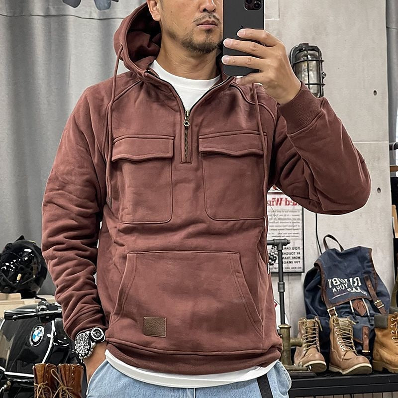 Felpa con cappuccio marrone da uomo, tasche frontali, zip corta, stile casual. Perfetta per l'autunno, moda maschile, abbigliamento streetwear.