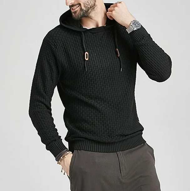 Felpa nera con cappuccio per uomo, design a trama intrecciata, polsini e orlo a coste, perfetta per moda casual autunnale e invernale.