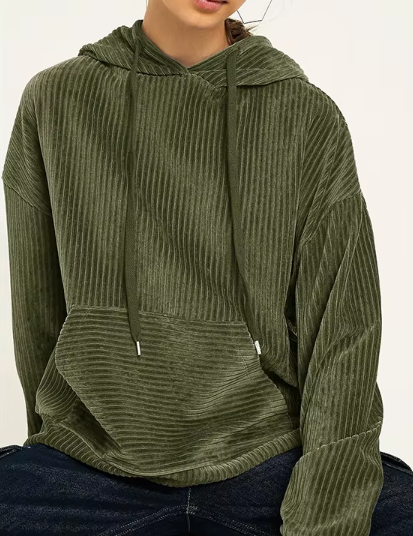Felpa donna verde oliva a coste, con cappuccio e tasca frontale, stile casual. Perfetta per l'autunno e l'inverno.
