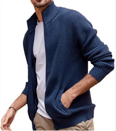 Giacca cardigan uomo blu scuro, maglia a coste, zip frontale, collo alto, indossata su t-shirt bianca, stile casual elegante.