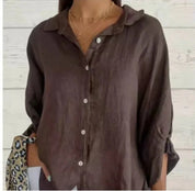 Camicia donna in lino marrone, maniche lunghe, bottoni frontali, stile casual. Accessorio leopardato visibile. Moda femminile elegante.