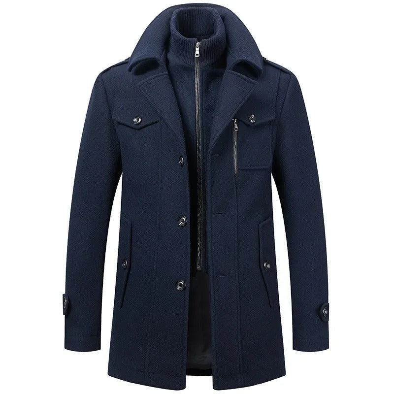 Cappotto uomo blu scuro elegante, doppio petto, con colletto alto e tasche frontali. Giacca invernale moda maschile, stile classico.