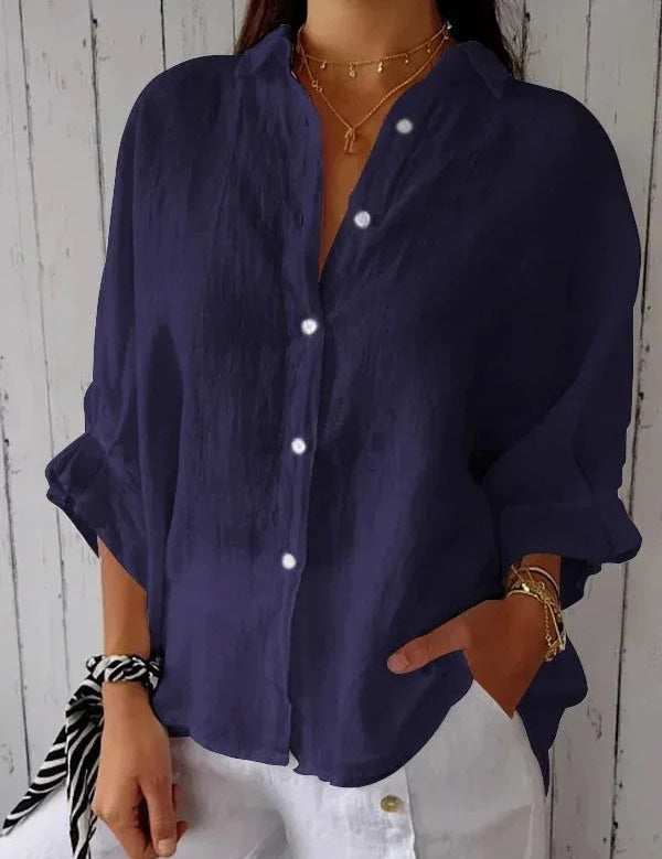 Camicia donna blu scuro in lino, maniche lunghe, bottoni bianchi, abbinata a pantaloni bianchi. Stile casual elegante, moda femminile.