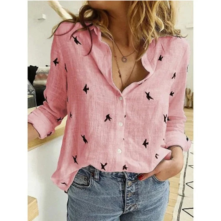Camicia rosa donna con stampa uccelli neri, maniche lunghe, abbinata a jeans casual. Moda femminile, abbigliamento casual chic.