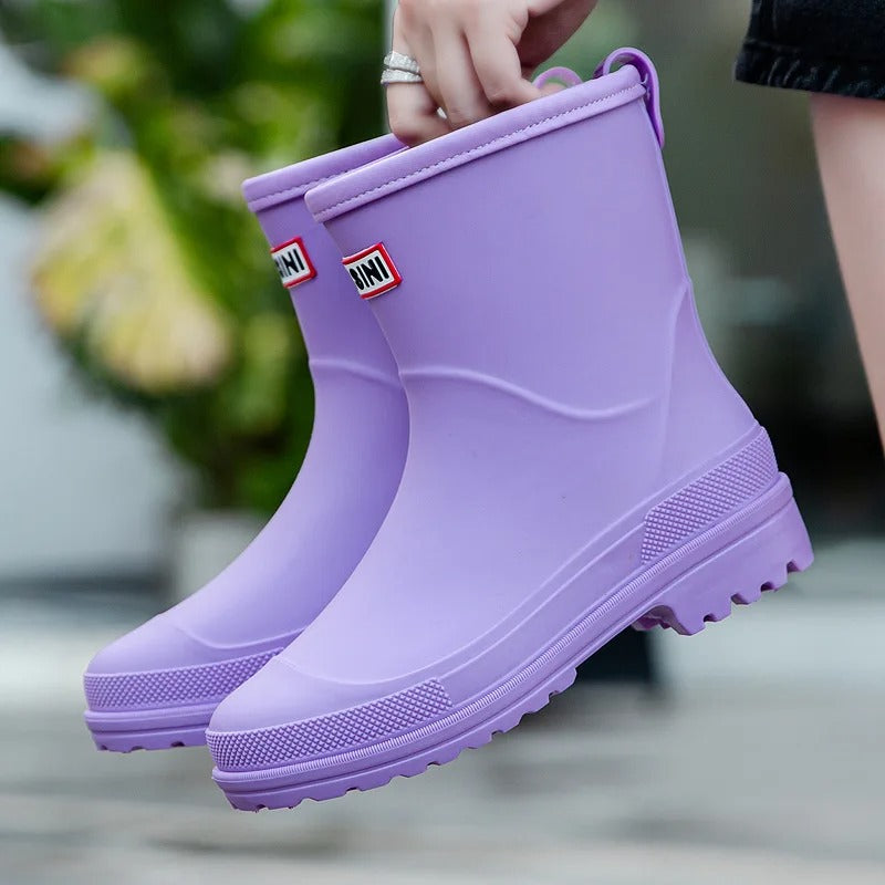 Stivali da pioggia viola per bambini, impermeabili, con suola antiscivolo. Design moderno, ideali per giornate piovose. Accessorio moda bambino.