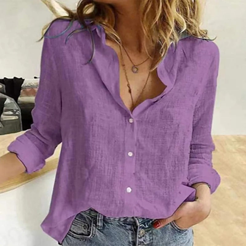 Camicia donna viola in lino, maniche lunghe arrotolate, abbinata a jeans. Stile casual, ideale per moda estiva e look quotidiano.