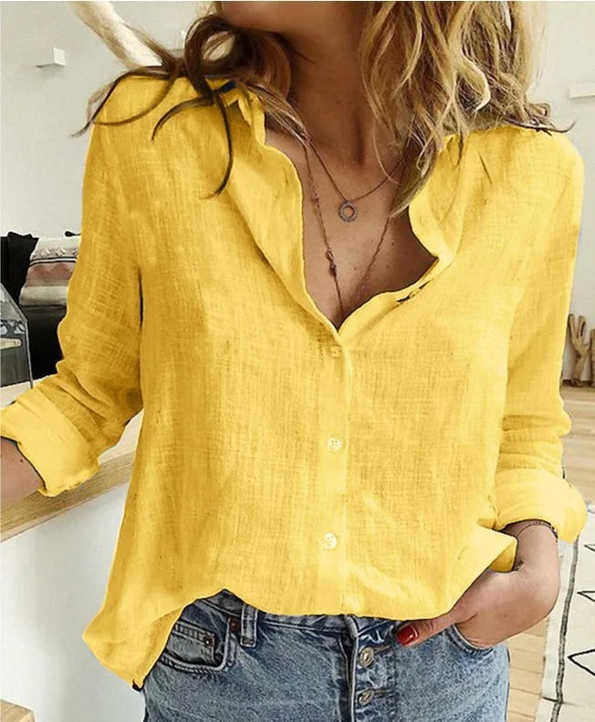 Camicia donna gialla in lino, maniche lunghe, abbinata a jeans. Moda casual estiva, stile elegante e confortevole. Outfit trendy per donna.