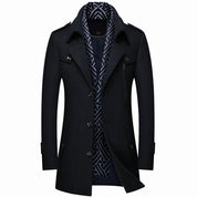 Cappotto uomo elegante nero, doppio petto, con colletto classico e fodera interna a motivo geometrico. Ideale per moda invernale e look formale.