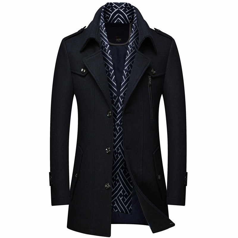 Cappotto uomo elegante nero, doppio petto, con colletto classico e fodera interna a motivo geometrico. Ideale per moda invernale e look formale.