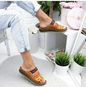 Sandali donna multicolore in pelle, design casual, suola comoda, indossati con jeans chiari. Perfetti per moda estiva e look rilassato.