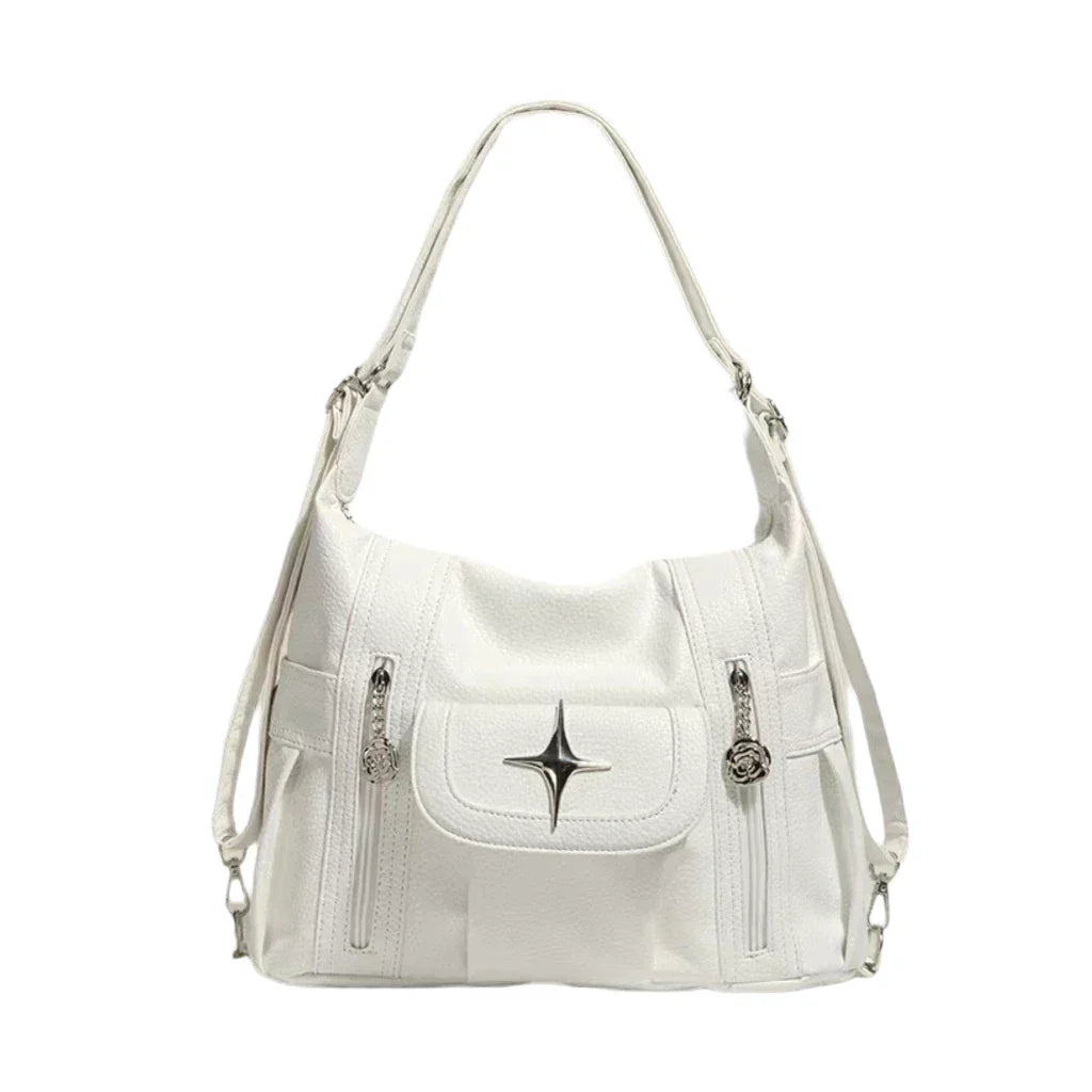 Borsa a spalla bianca in pelle sintetica con dettagli metallici argentati, tasche con zip, design elegante e moderno. Accessorio moda donna.