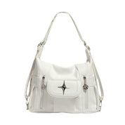 Borsa a spalla bianca in pelle sintetica con dettagli metallici argentati, tasche con zip, design elegante e moderno, perfetta per ogni occasione.