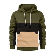 Felpa con cappuccio a blocchi di colore verde, nero e beige, tasca frontale, cordini bianchi. Stile casual, moda uomo, abbigliamento autunnale.